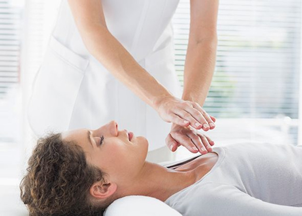 trattamento Reiki mani sul cuore